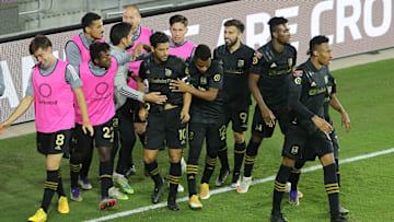 Jugadores de Los Ángeles celebran un gol.