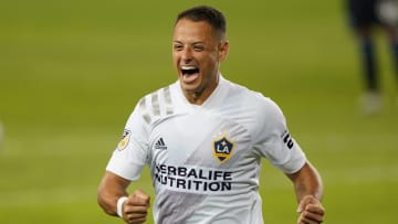 Javier Hernández celebra un gol con el LA Galaxy.
