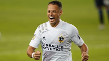 Javier Hernández celebra un gol con el LA Galaxy.