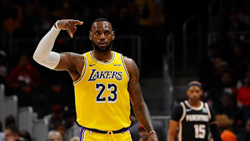James logró un doble doble en el partido contra los Hawks