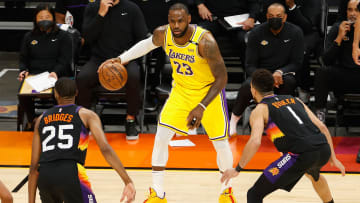 LeBron sigue mostrando su buena puntería ante los Suns