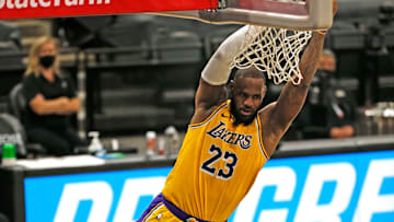 LeBron consiguió su primer triple doble de la temporada