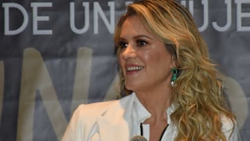 Hospitalizan a Rebecca de Alba por COVID-19