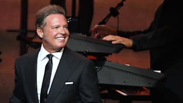 La serie de Luis Miguel salvó al cantante de caer en bancarrota 