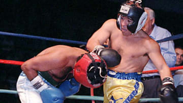 Diego Armando Maradona se dio el lujo de boxear frente un campeón del mundo