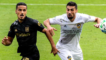 El libio Mohamed El-Munir y Sebastian Lletget compiten por el balón en el Clásico de Los Ángeles.