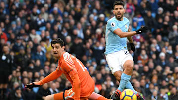 Thibaut Courtois, trompé par Sergio Agüero, lors d'un match entre Chelsea et Manchester City.