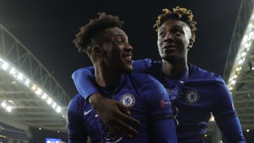 Callum Hudson-Odoi freut sich mit Tammy Abraham über den Champions-League-Triumph