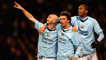 Com Jô, Elano e outras figuras da bola: veja o time titular do Manchester City antes do Sheik Khaldoon Al Mubarak investir pesado no clube. 