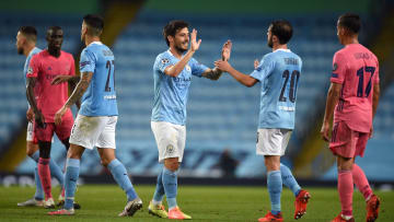 Les joueurs de City se congratulent après le match