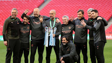 Treinador triunfa o seu quarto título seguido da Copa da Liga Inglesa.