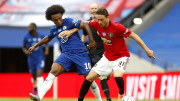Chelsea y Manchester United buscan su puesto en la Champions