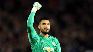 El portero Sergio Romero celebra un gol con el Manchester United.