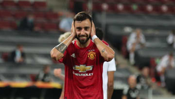 Bruno Fernandes celebra un gol con el Manchester United y se tapa los oídos