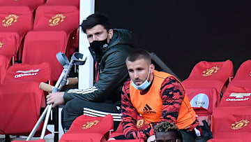 Harry Maguire mit Krücken auf der Tribüne