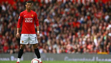 Cristiano Ronaldo steht zum Freistoß bereit