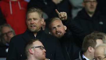 Peter Schmeichel, à gauche en tribunes, aux côtés de son fils Kasper lors d'un match de C1.