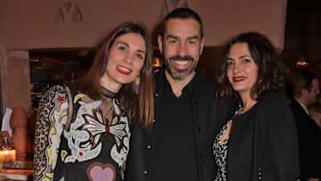 Lo ideal es entablar buenas relaciones desde un principio con los amigos y las amigas de tu pareja para que la energía fluya mejor