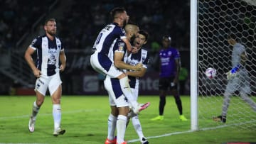 Jugadores de Rayados de Monterrey celebran un gol ante Mazatlán FC.
