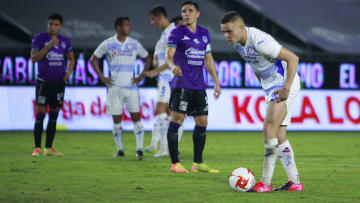 Rodríguez ejecutó un penalti con los dos pies