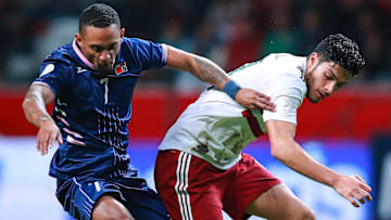 Lejaun Simmons de Bermudas y Raúl Jiménez de México durante la Nations League de la CONCACAF.