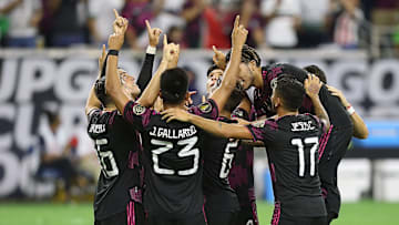 Los jugadores de México celebran un gol.