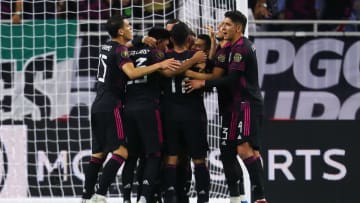 Jugadores de México celebran un gol.