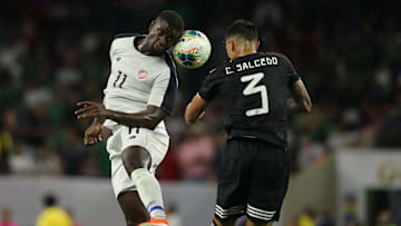 Mayron George y Carlos Salcedo disputan un balón en los cuartos de final de la Copa Oro 2019