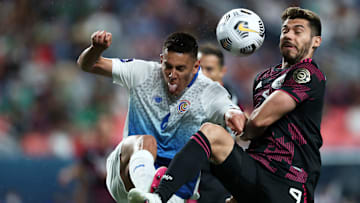Henry Martin en la disputa de un balón ante un jugador de Costa Rica.