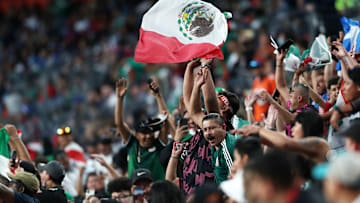 Aficionados mexicanos celebran la victoria frente a Costa Rica