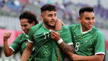 Jugadores de México celebran un gol.