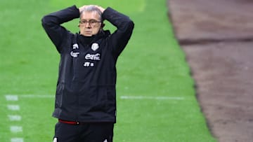 El entrenador Gerardo Martino se lamenta en un partido entre México y Jamaica.