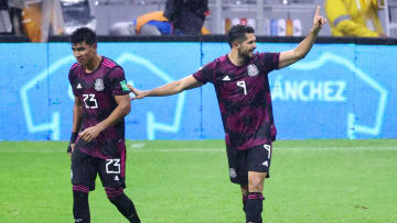 El jugador Henry Martin celebra un gol con el Tri.