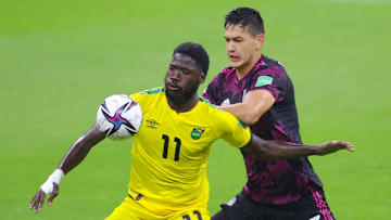Shamar Nicholson, autor del gol de Jamaica, compite por el balón con César Montes de México.