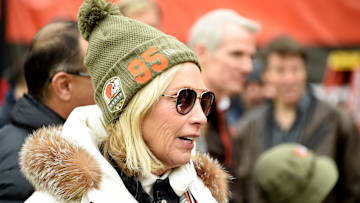 Dueña de los Browns con una gorra de Myles Garrett #95