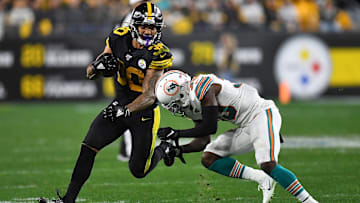 Steelers' running back James Conner runs the ball against the Miami Dolphins on MNF