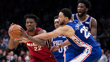 Jimmy Butler disputa el balón con Ben Simmons en el partido entre Miami Heat y Philadelphia 76ers
