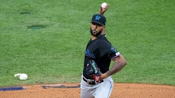 El dominicano Alcántara trabajó seis entradas y un tercio en su debut con los Marlins en esta campaña