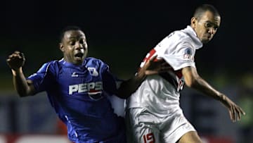 Millonarios' Gonzalo Martinez (L) vies w