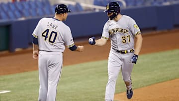 Adrian Houser conectó su segundo jonrón ante Dan Castaño de Miami