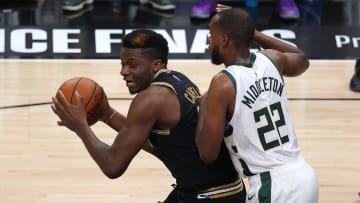 Hawks y Bucks se enfrentan en el quinto duelo de su serie este jueves