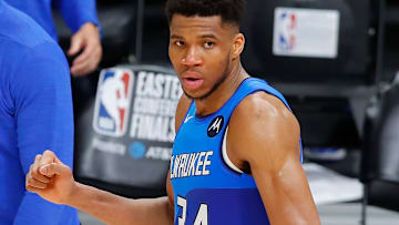 Giannis Antetokounmpo sigue brillando en los playoffs