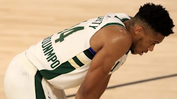 El líder ofensivo de los Bucks se torció el tobillo en el primer cuarto del tercer duelo entre el Heat y los Bucks