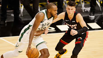 Khris Middleton contribuyó con cuatro triples en la marca que ahora tienen los Bucks