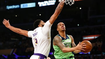 Anthony Davis intenta bloquear a jugador de Timberwolves