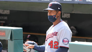 Tony Díaz se desempeña como coach de tercera base en los Mellizos de Minnesota