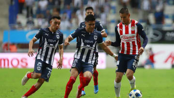 Carlos Cisneros ante la marca de dos rivales.