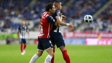 Antonio Briseño pelea un balón ante Rogelio Funes Mori.