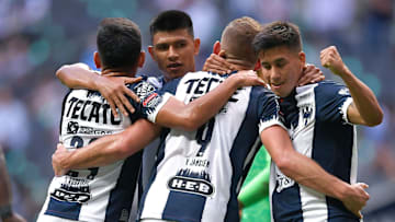 Jugadores de Rayados de Monterrey celebran un gol.