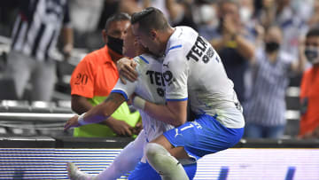 Maximiliano Meza y Rogelio Funes Mori celebran un gol con Rayados de Monterrey.